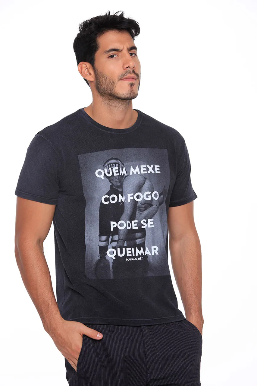 T-SHIRT QUEM MEXE COM FOGO