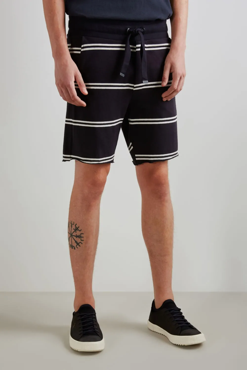 BERMUDA DE MALHA CANHAMO FIO TINTO