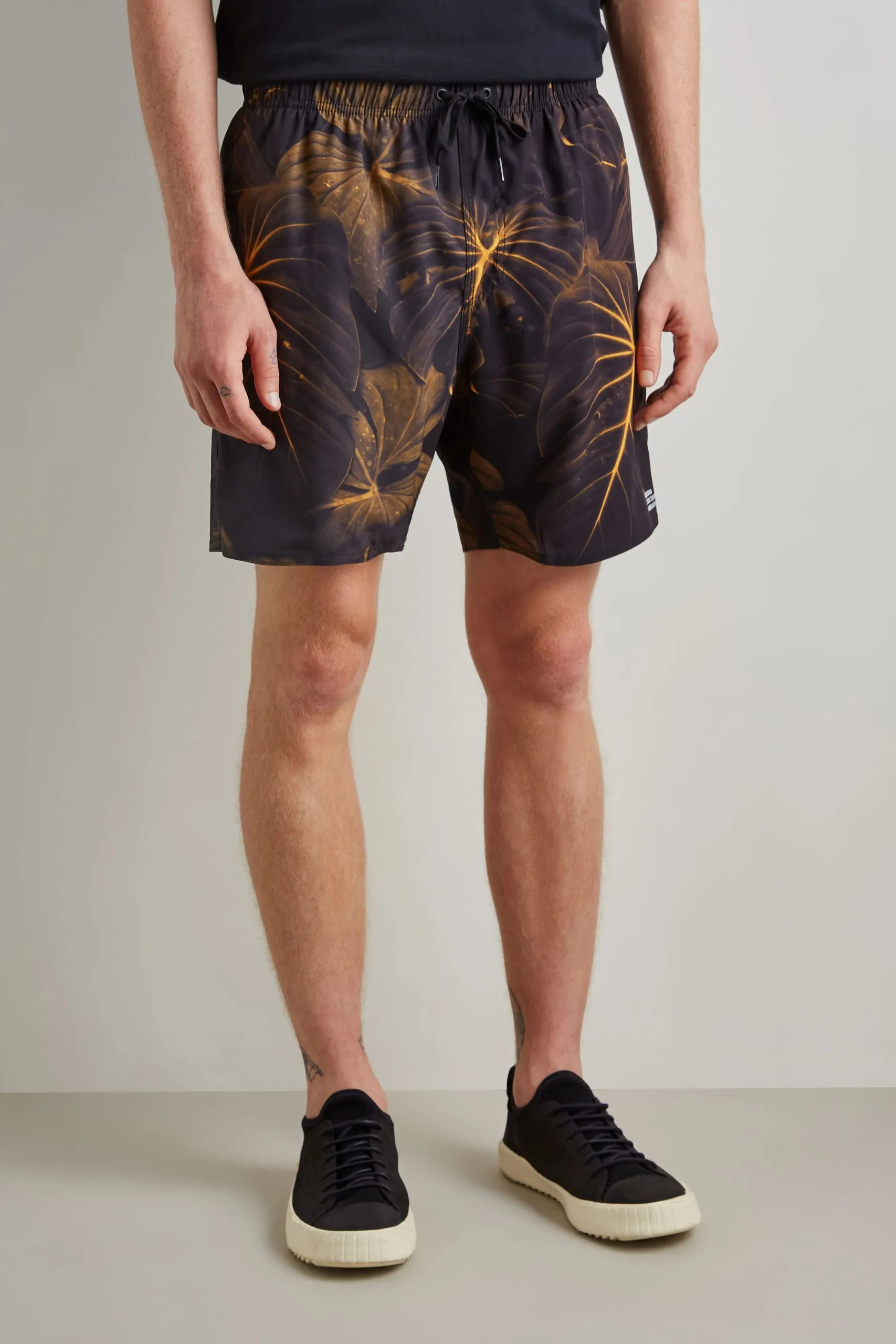 SHORT DE PRAIA ESTAMPADO PLANTA LAVA