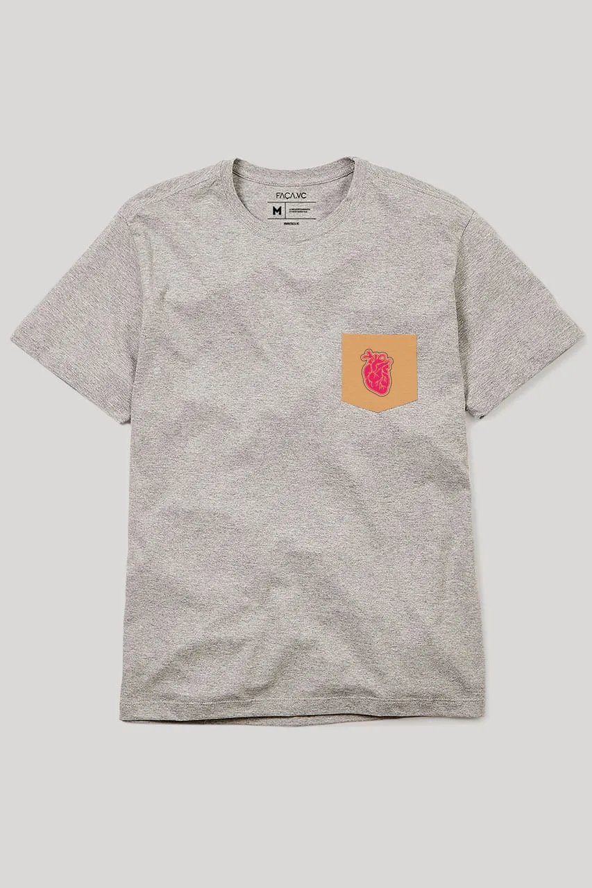 CAMISETA BOLSO CORAÇÃO ANATÔMICO