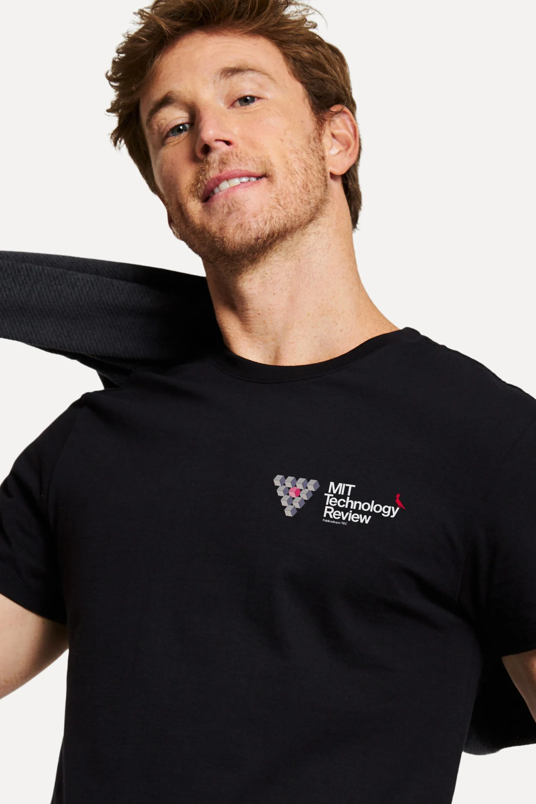 CAMISETA MIT ESCUDO THREE