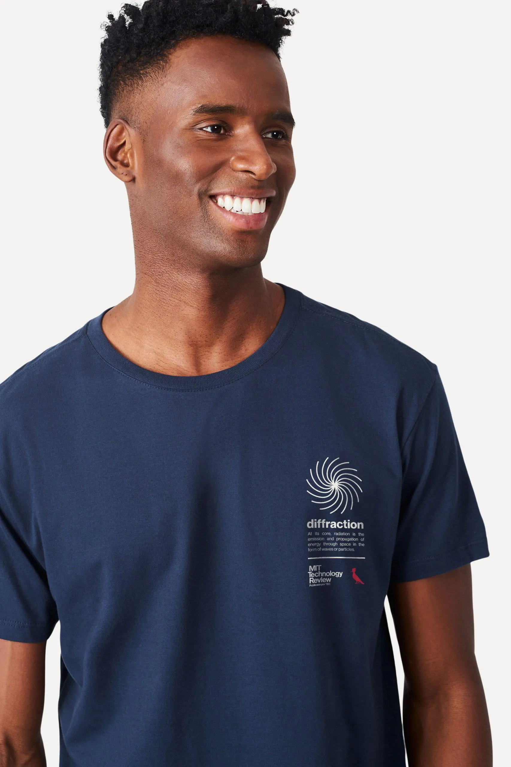 CAMISETA MASC DIFFRACTION ESCUDO