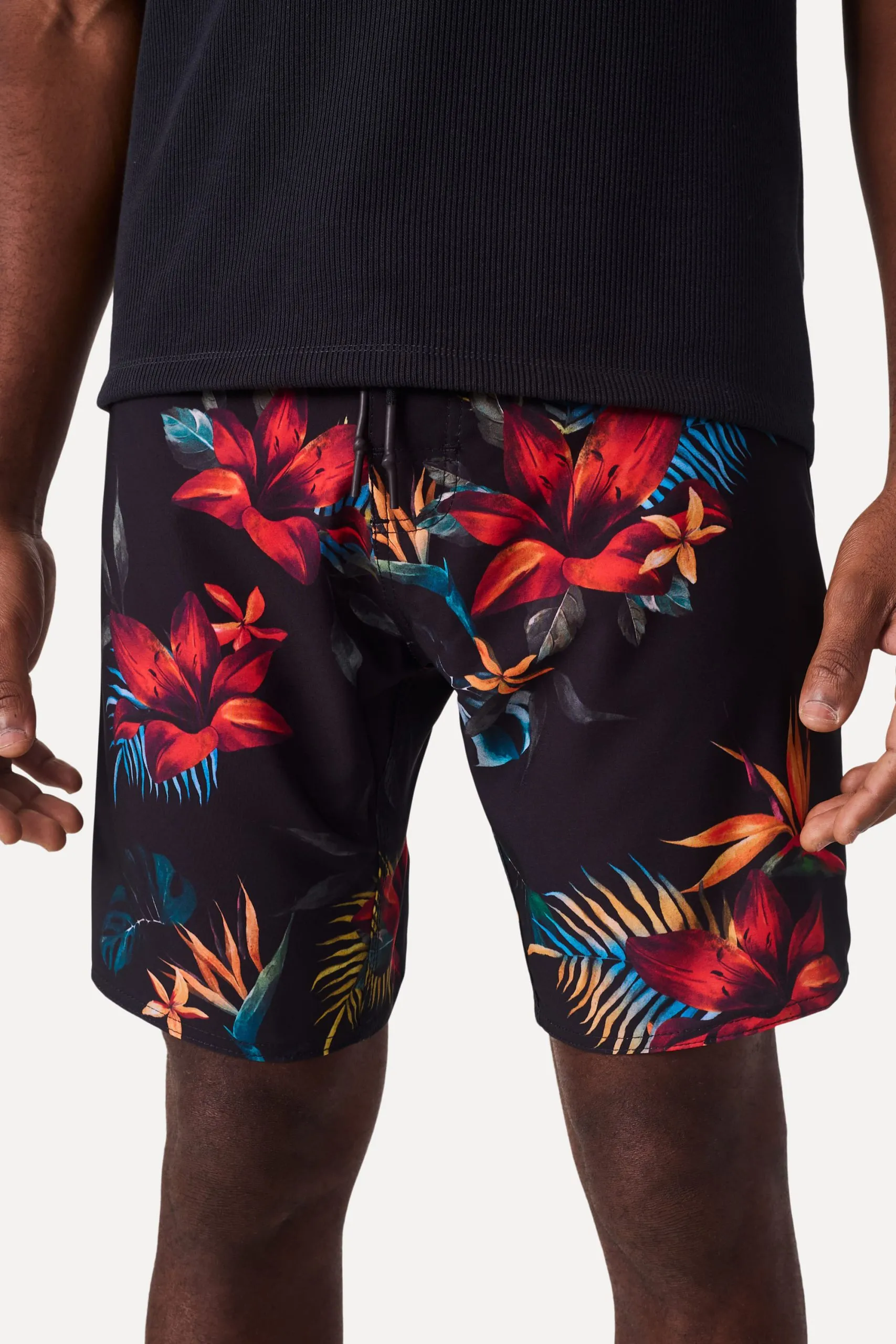 BERMUDA DE PRAIA ESTAMPA TROPICA PRETA