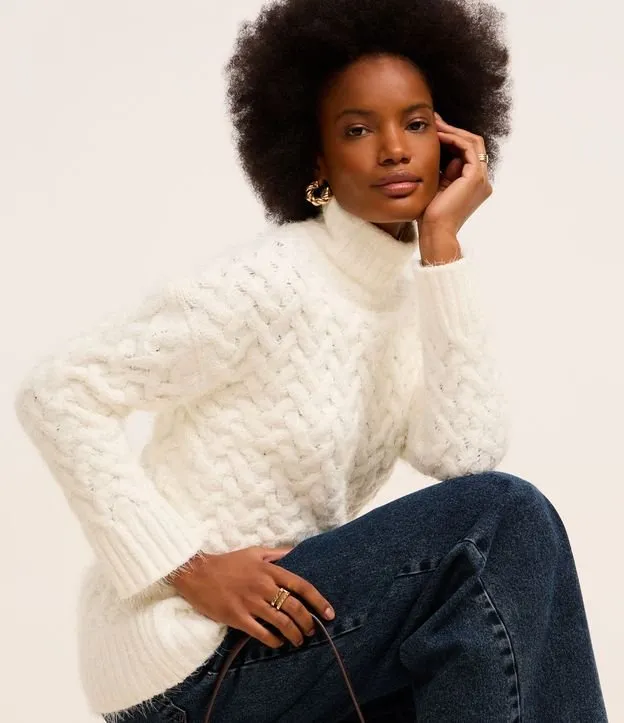 Suéter em Tricô com Gola Alta e Pelinhos Branco