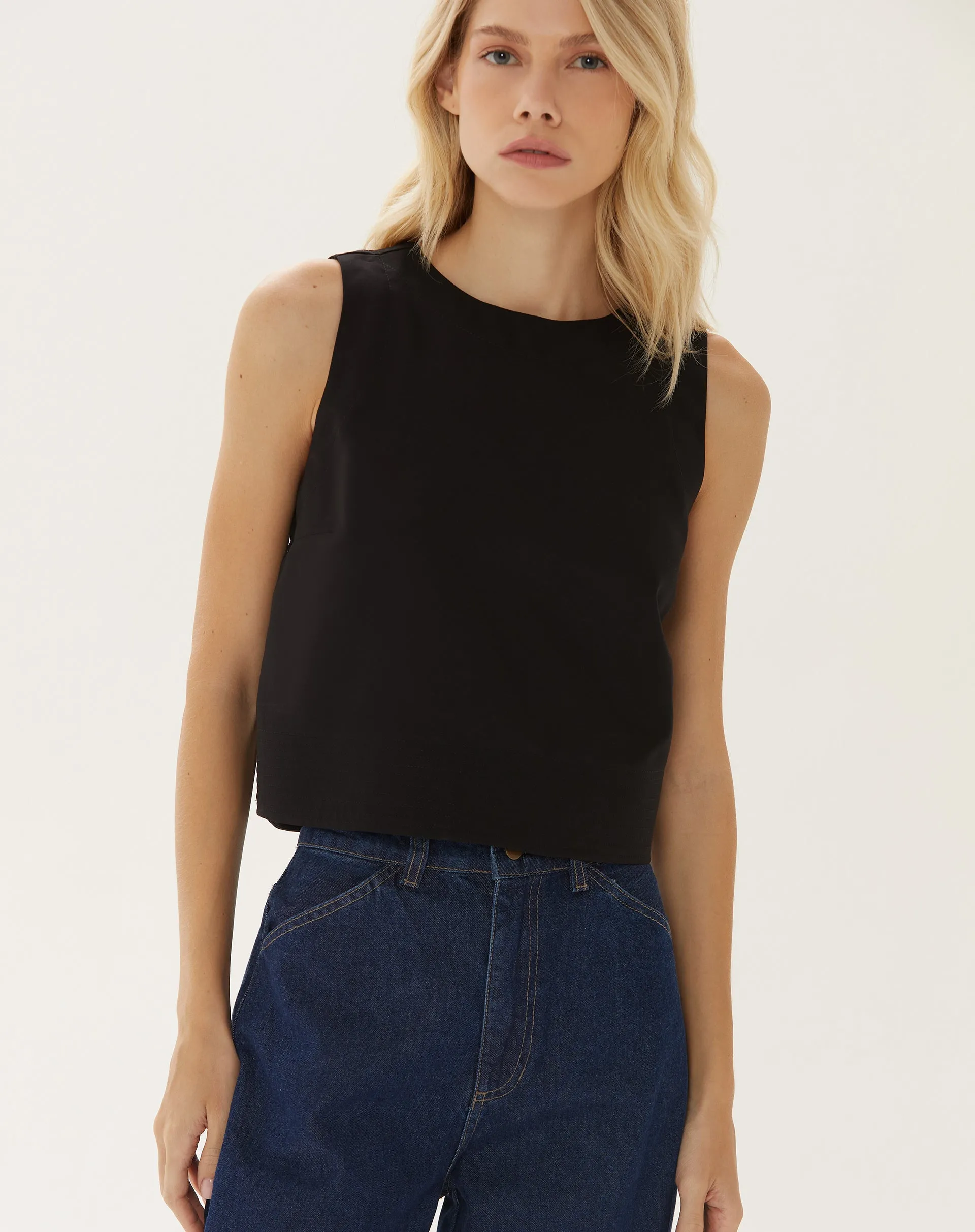 Top Cropped Alfaiataria Decote Redondo - Preto