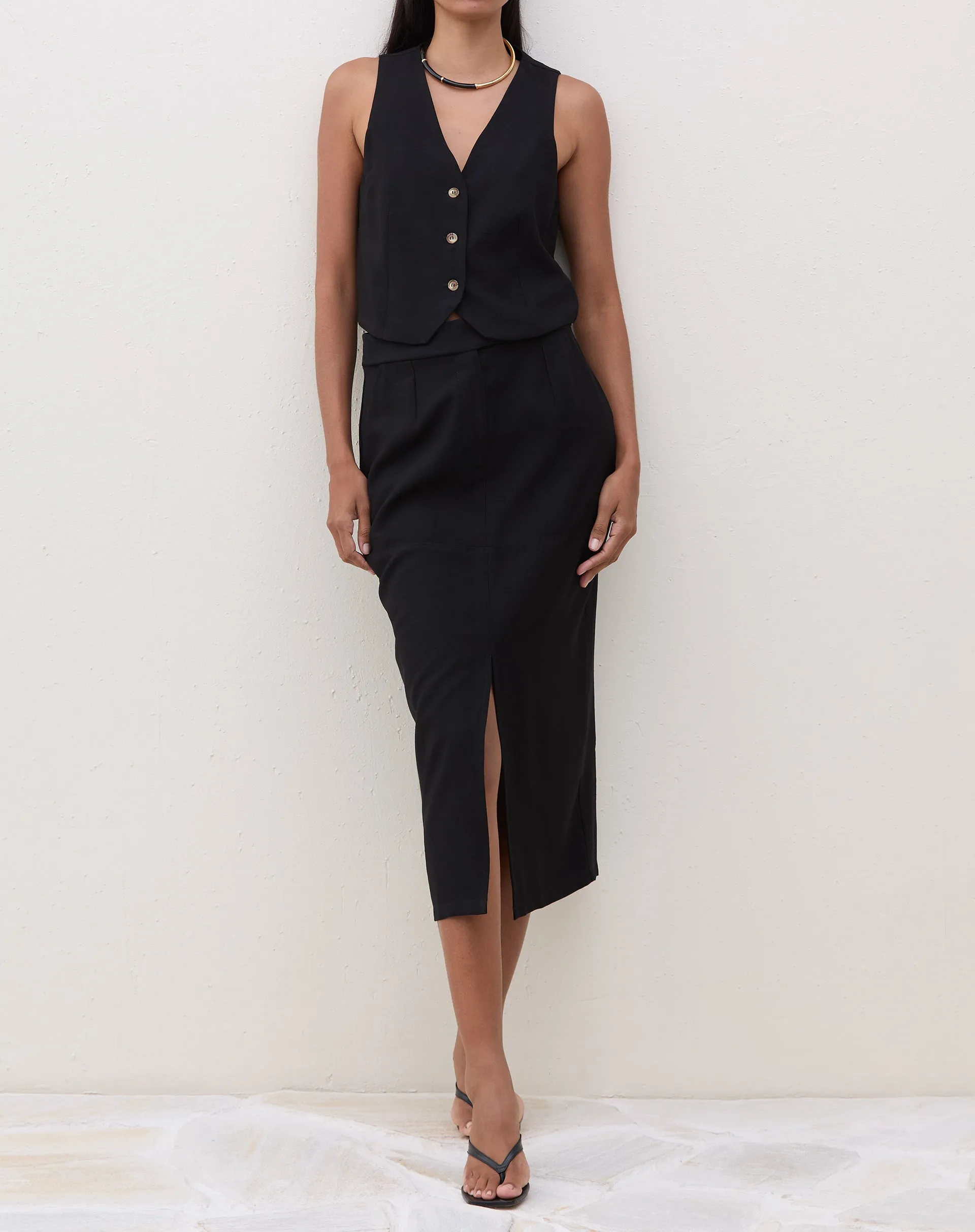 SAIA MIDI COM FENDA FRONTAL ALFAIATARIA - PRETO