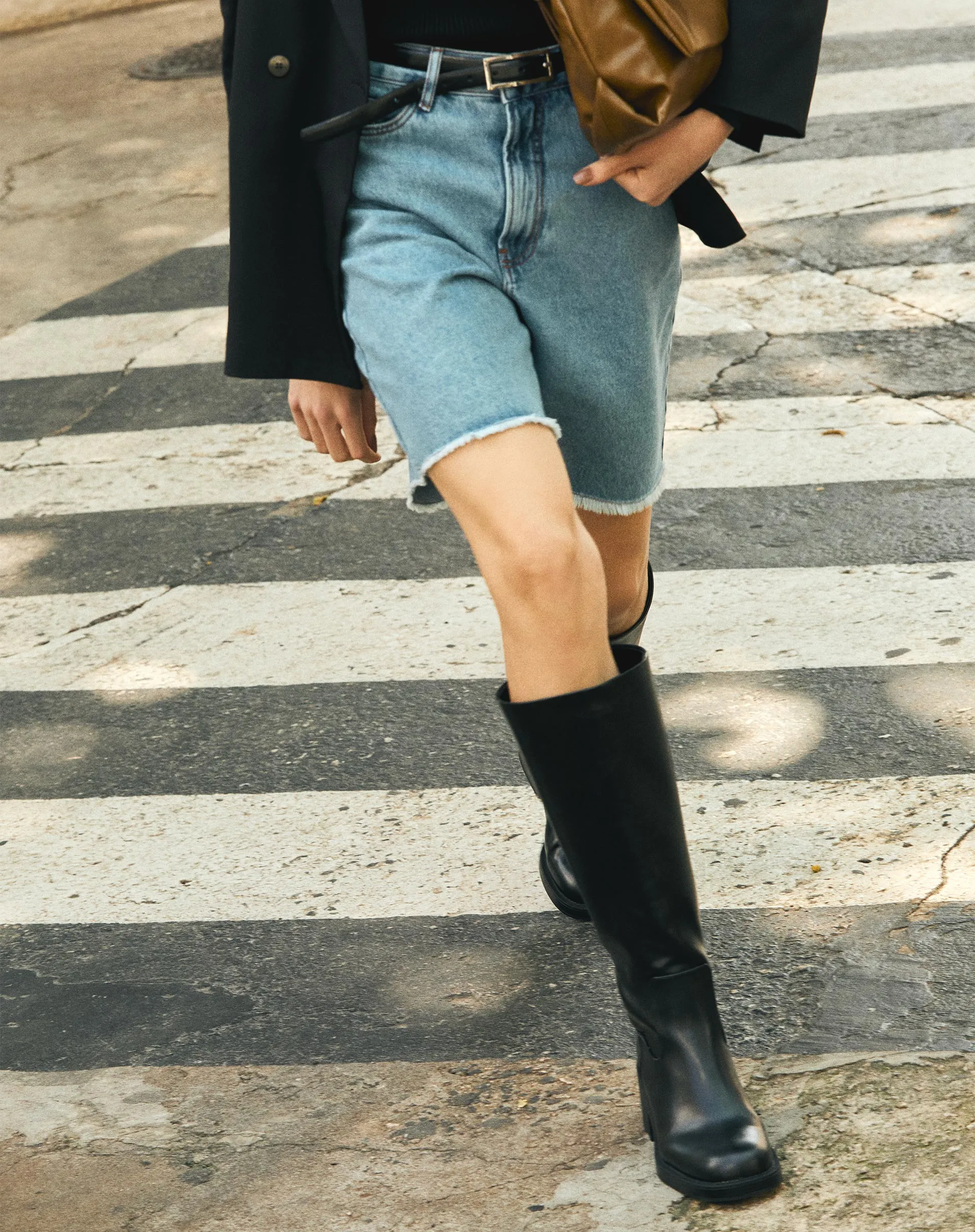 BERMUDA JEANS RETA - AZUL MÉDIO