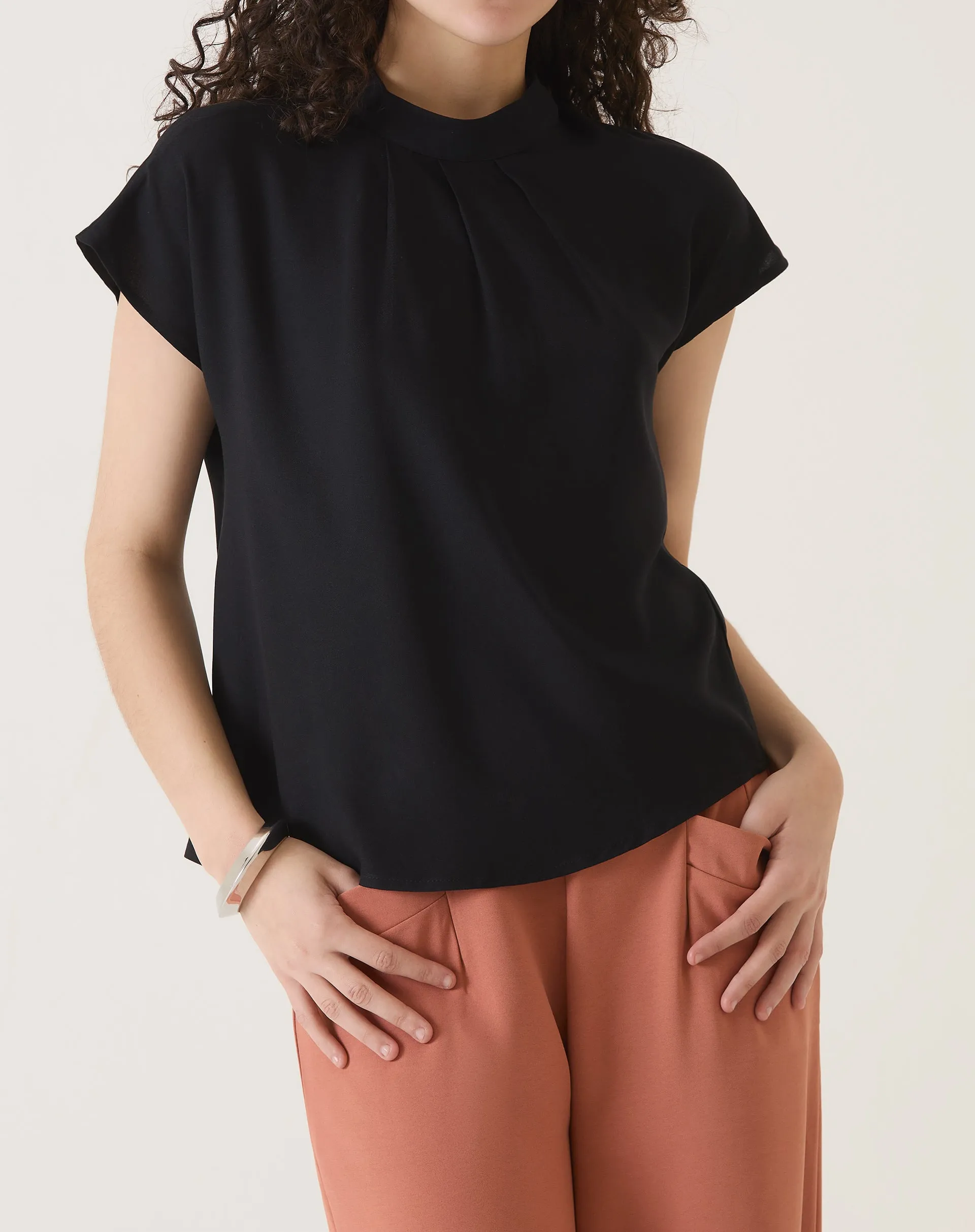 BLUSA MANGA CURTA DE VISCOSE - PRETO