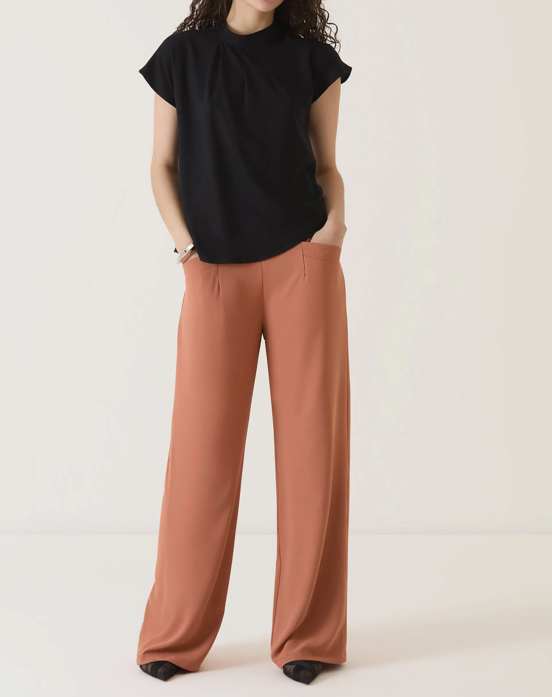 CALÇA COM BOLSOS DE ALFAIATARIA - VINHO