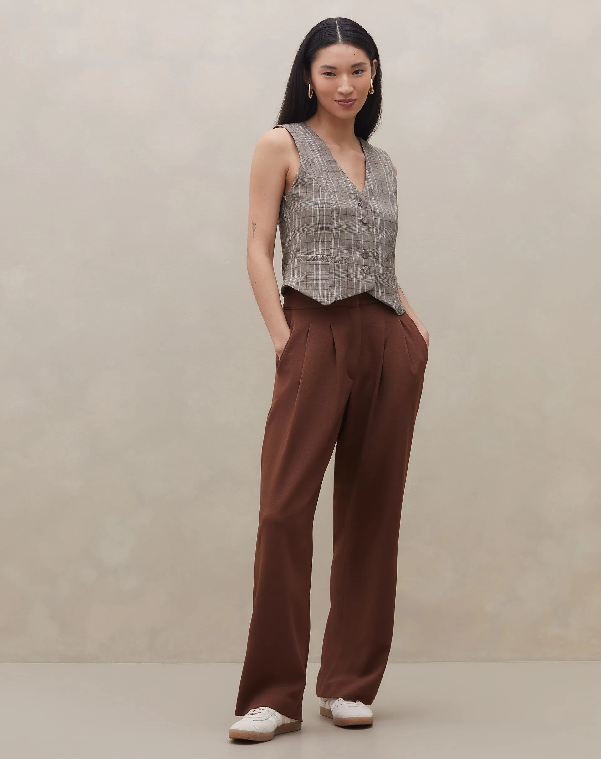 CALÇA RETA CROPPED COM PREGAS E MEIO CÓS ELÁSTICO - MARROM