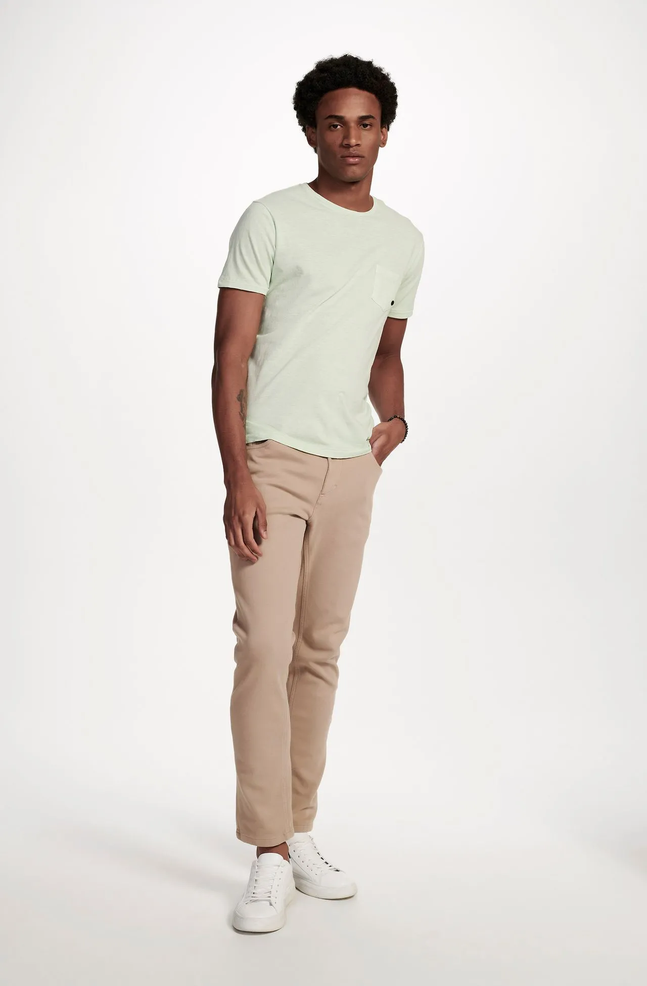 Camiseta Manga Curta Bolso Botonê Verde