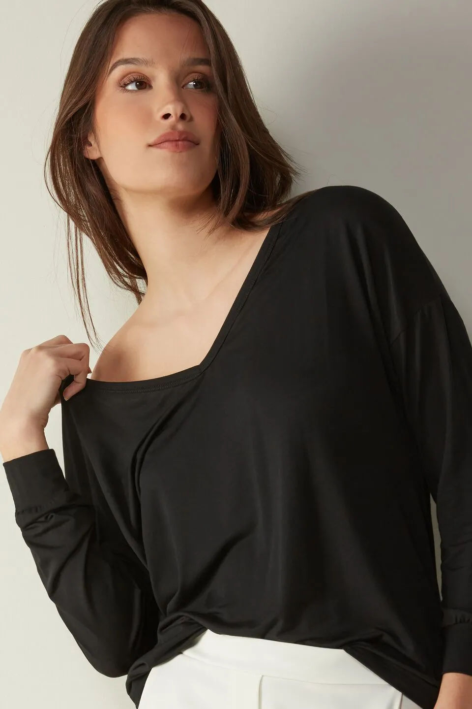 Blusa Com Decote Em v Profundo Em Modal Ultralight Com Seda - Preto