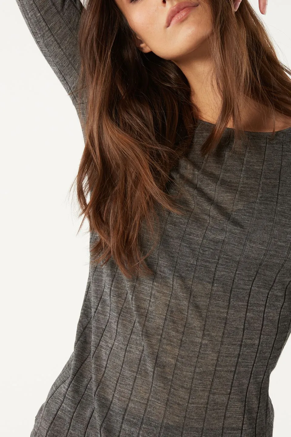 Blusa Em Lã e Seda Canelada Decote Em Barco - Cinza