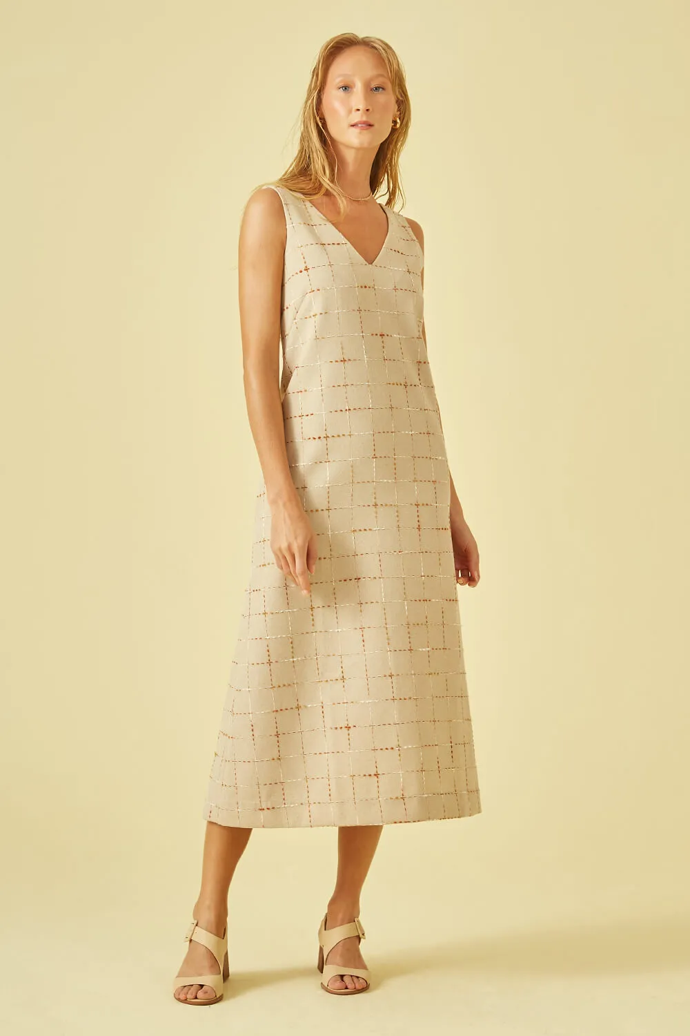 Vestido decote v em linen bordado