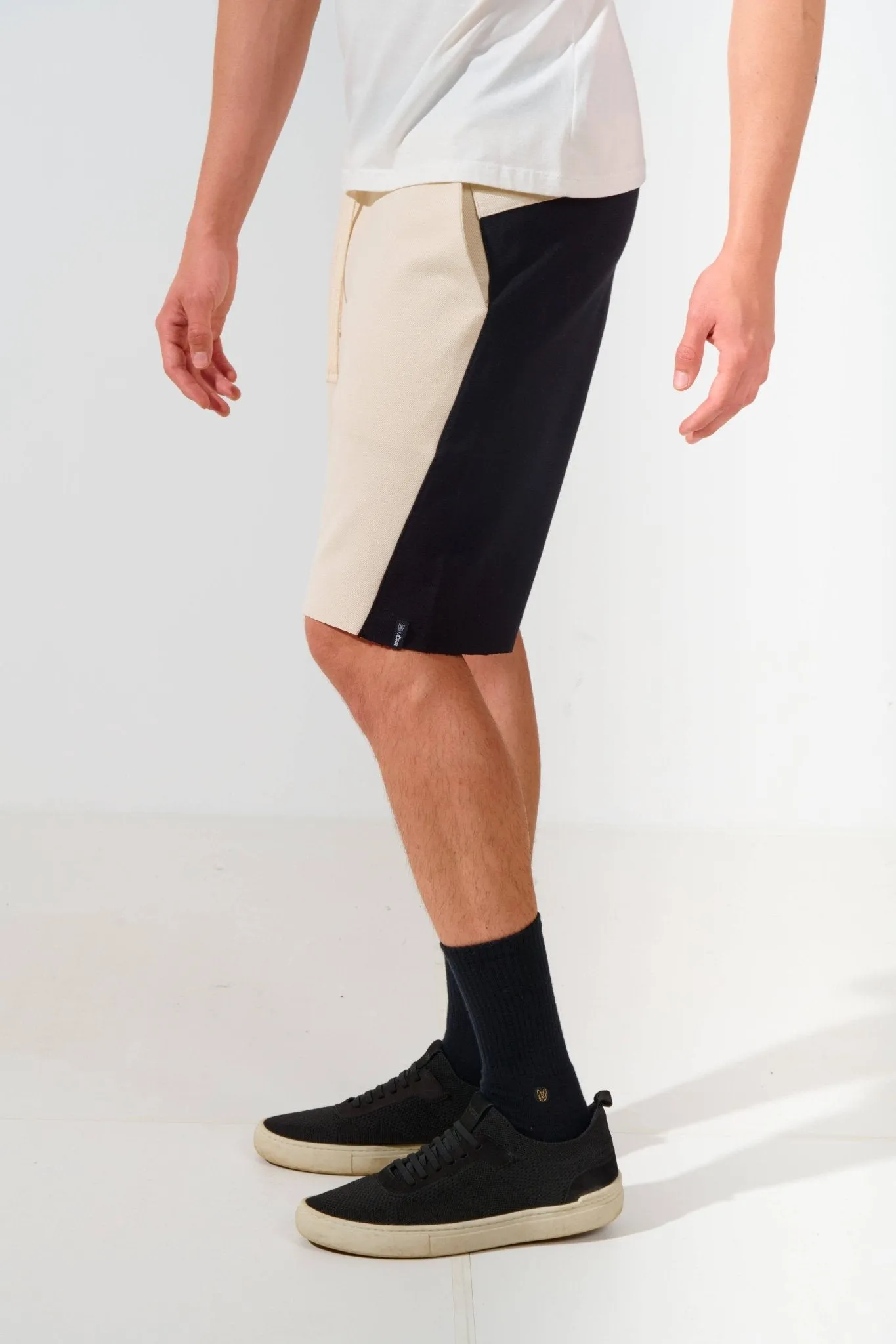 BERMUDA RECORTE AREIA E PRETO