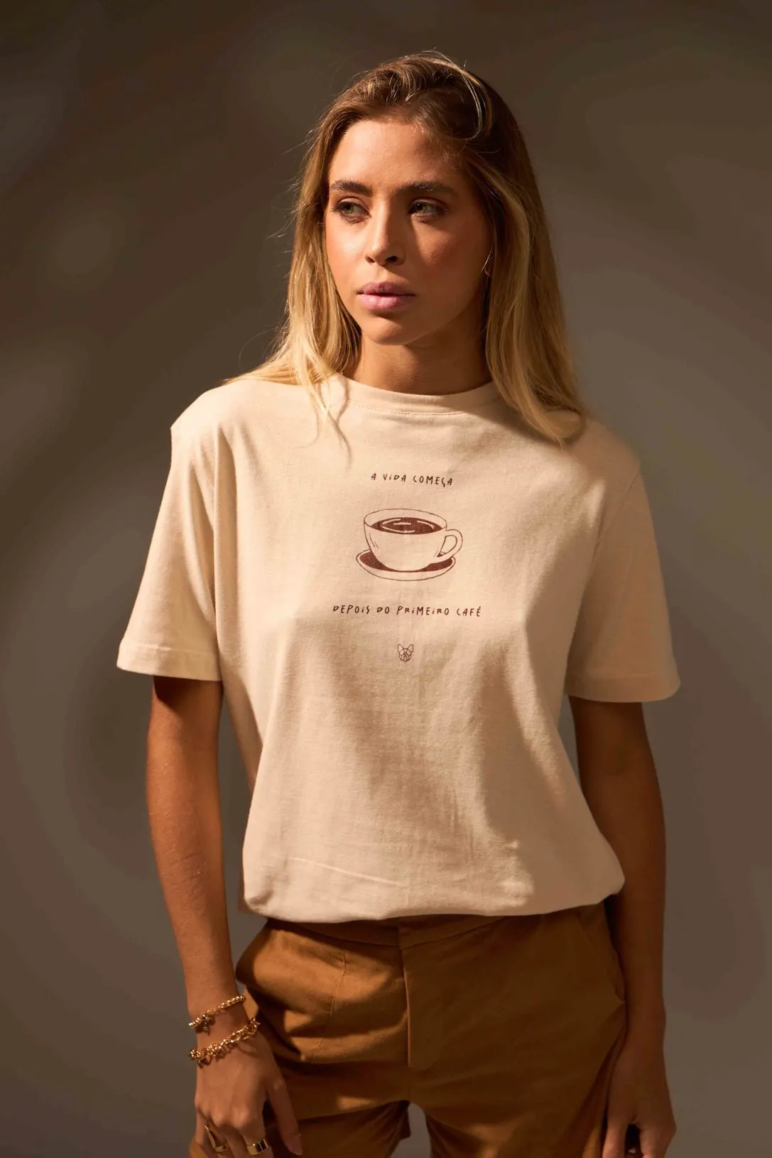 CAMISETA ALGODÃO EGÍPCIO AMO CAFÉ- AREIA