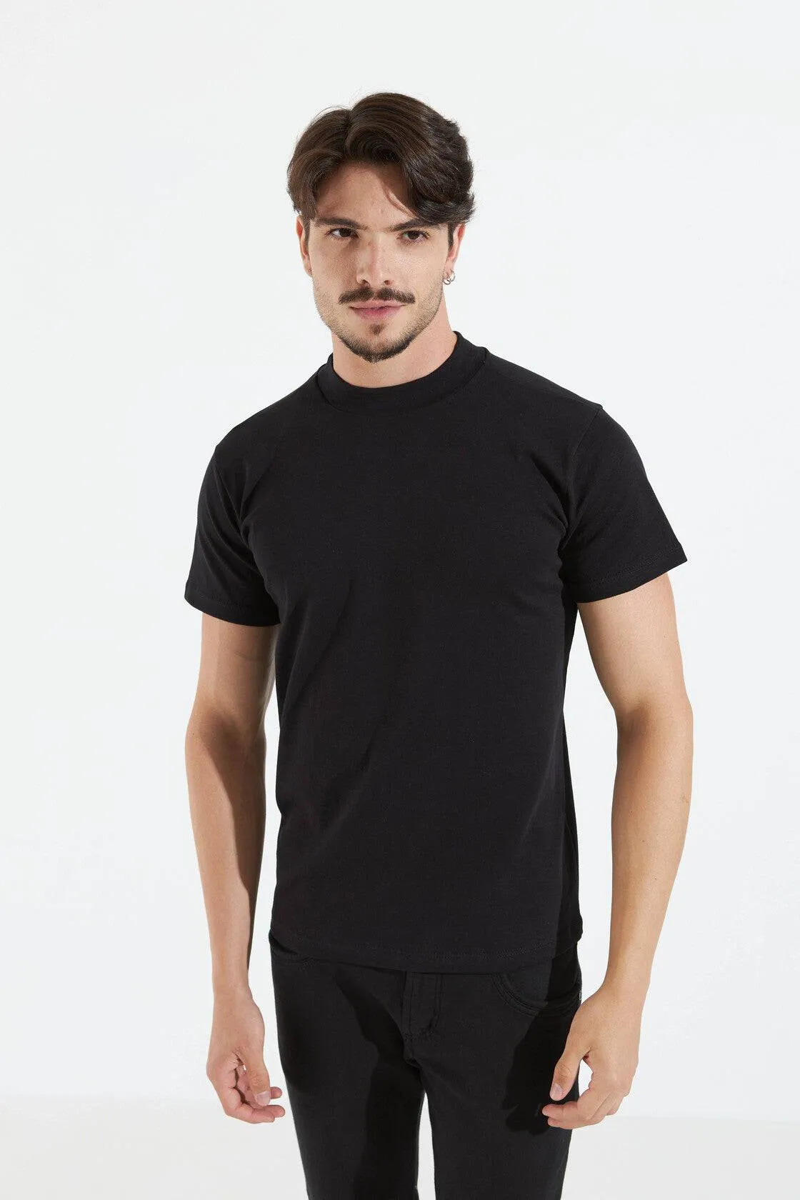 CAMISETA BÁSICA SUEDIENE GOLA ALTA - PRETO