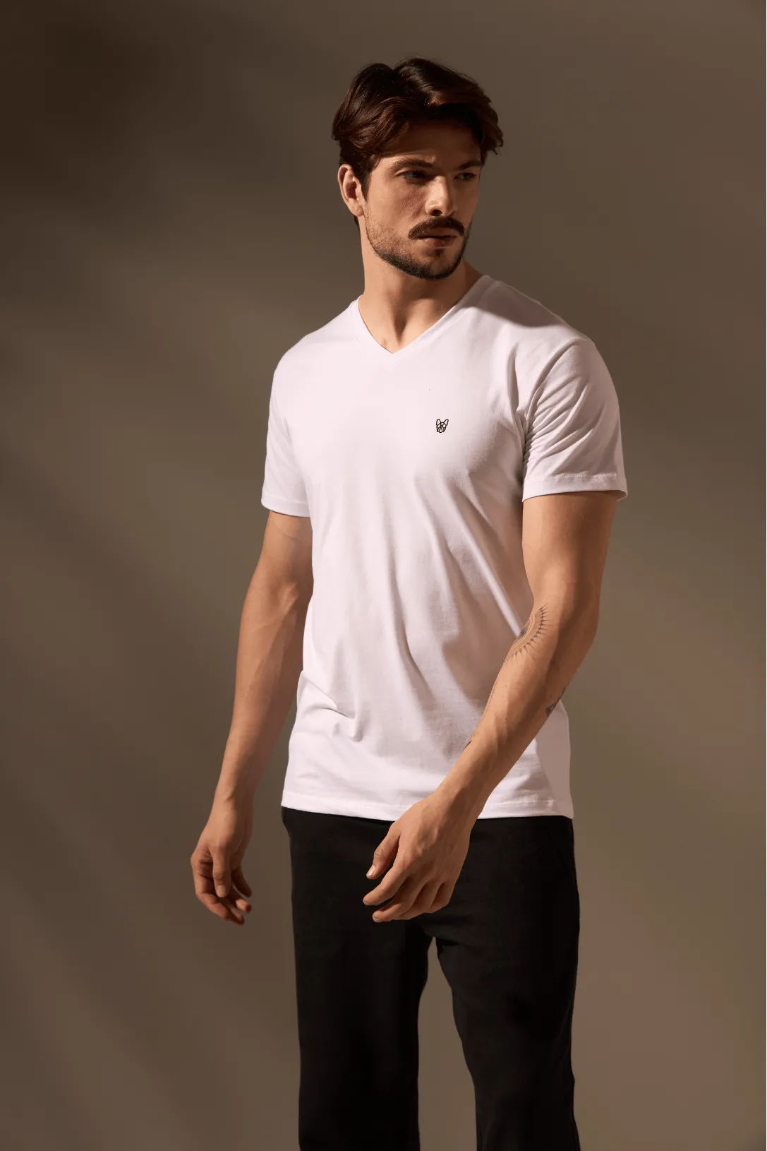 CAMISETA ESSENCIAL ALGODÃO EGÍPCIO GOLA V - BRANCO E PRETO
