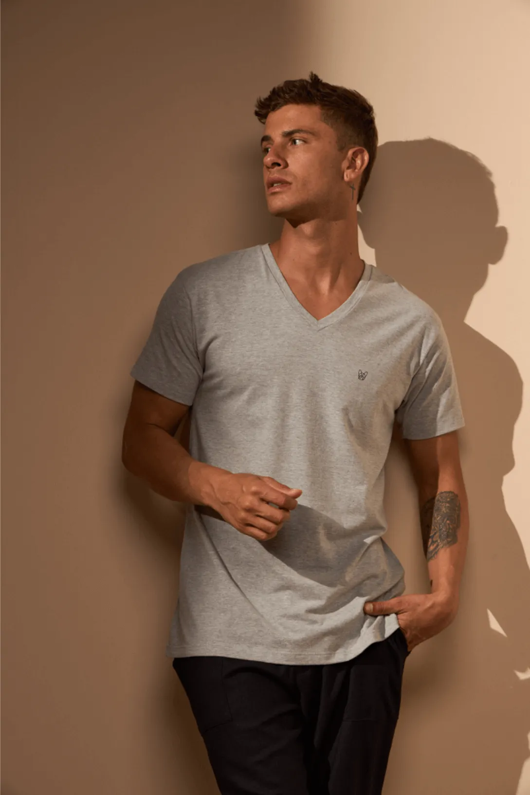 CAMISETA ESSENCIAL ALGODÃO EGÍPCIO GOLA V - CINZA E PRETO