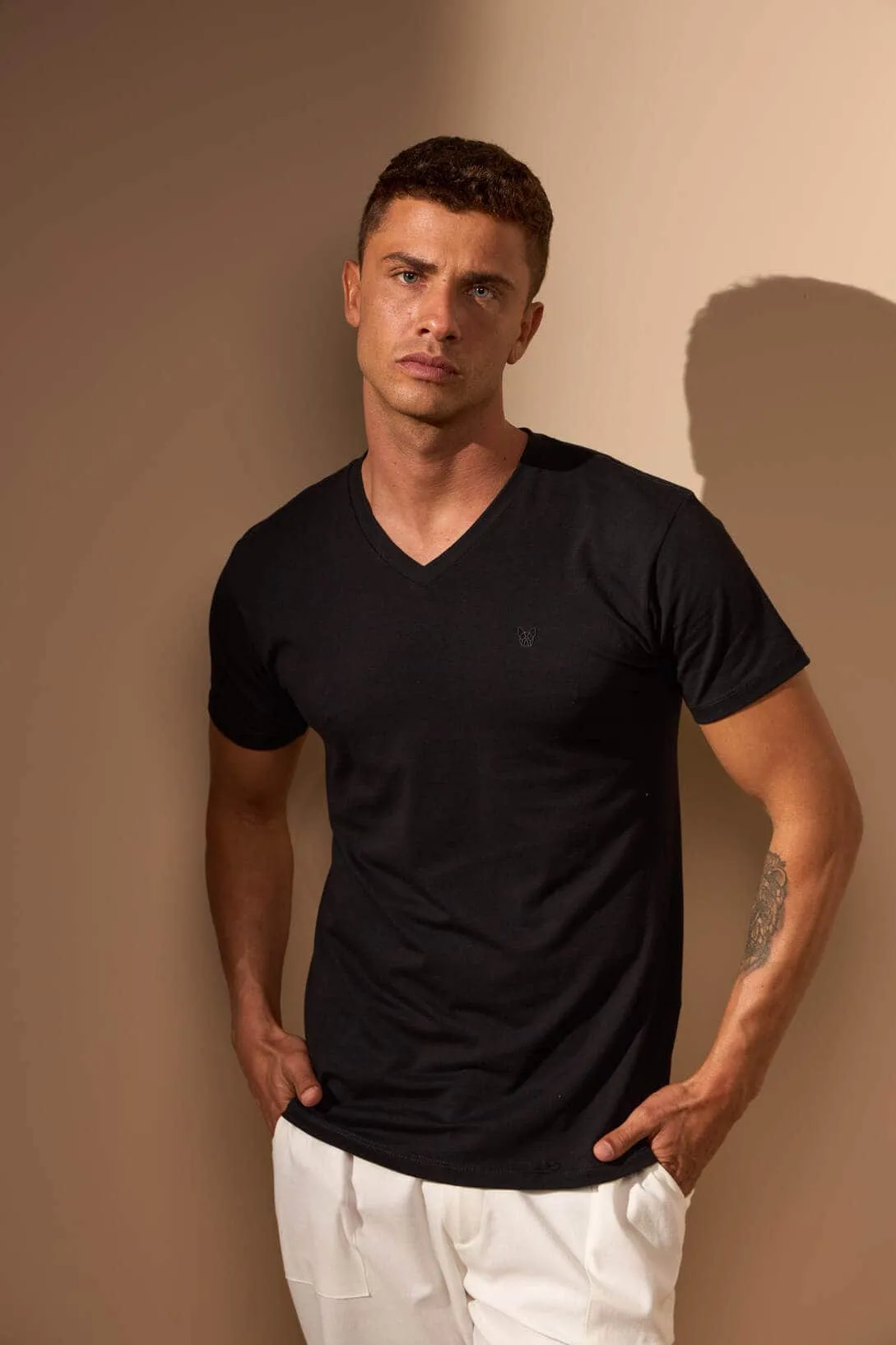 CAMISETA ESSENCIAL ALGODÃO EGÍPCIO GOLA V - PRETO