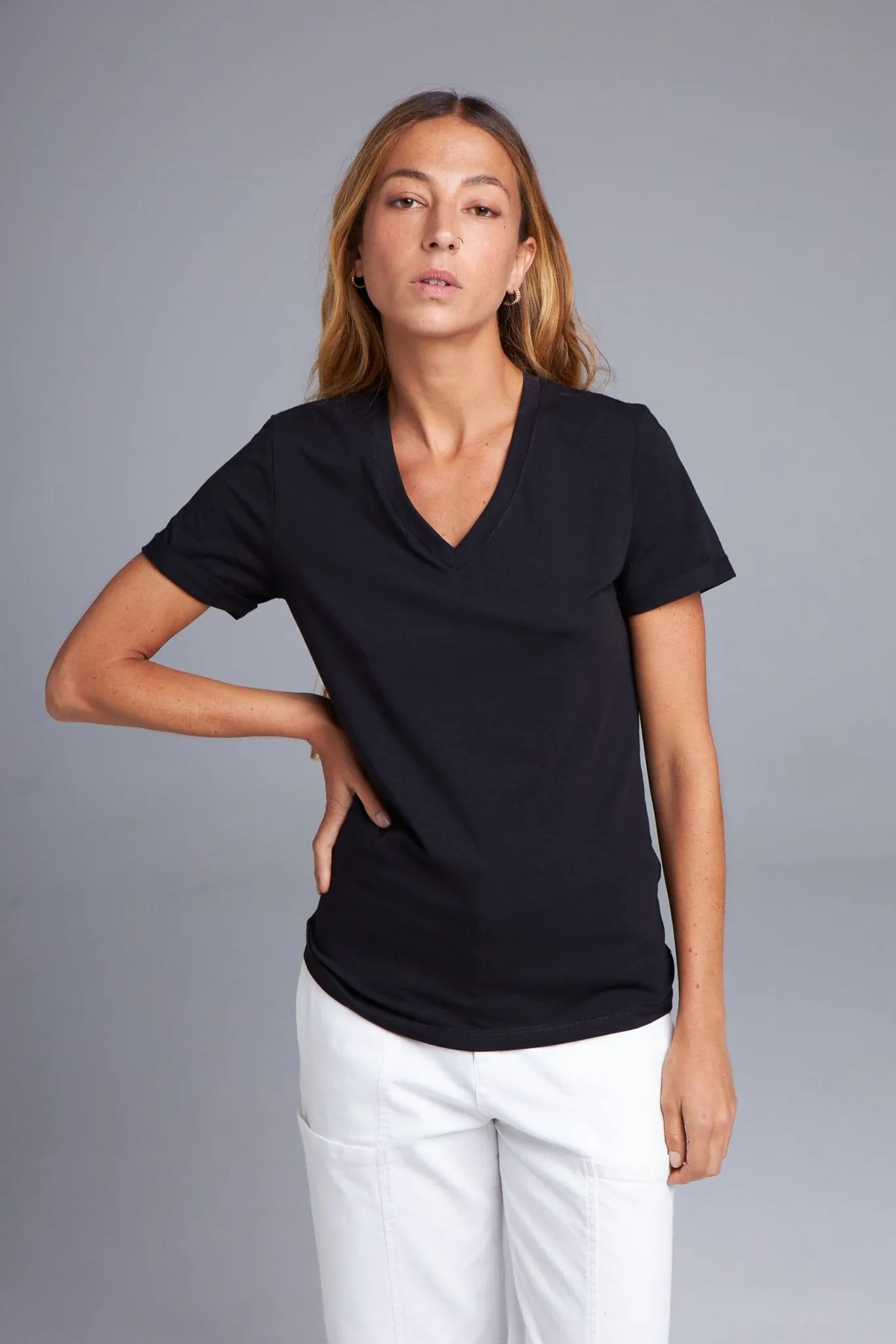 CAMISETA ESSENCIAL ALGODÃO EGÍPCIO GOLA V - PRETO