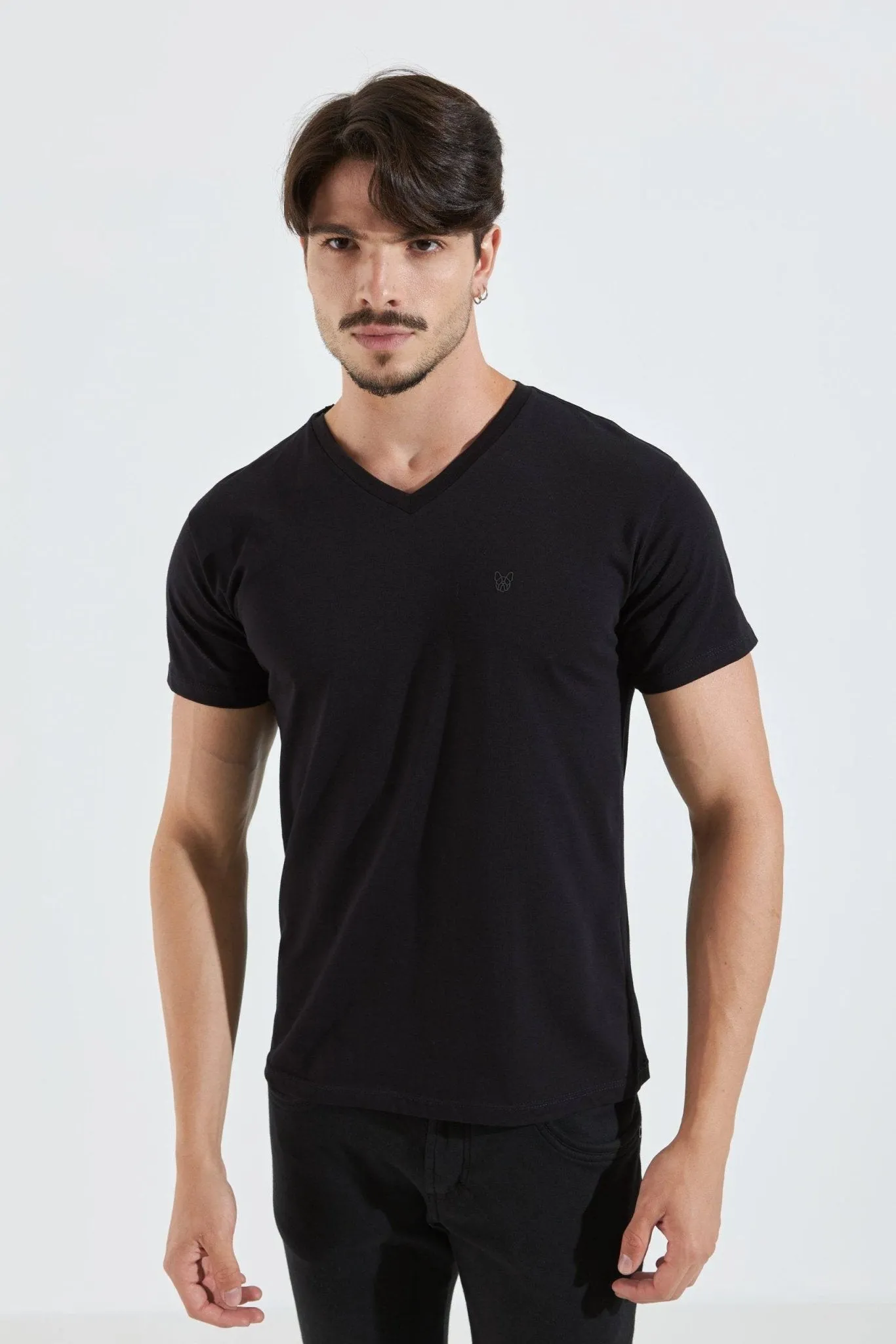 CAMISETA ESSENCIAL ALGODÃO PIMA GOLA V - PRETO