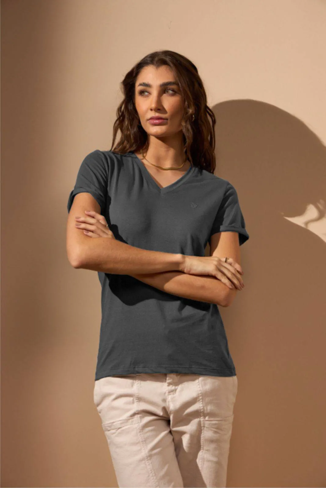 CAMISETA ESSENCIAL ALGODÃO EGÍPCIO GOLA V - CHUMBO