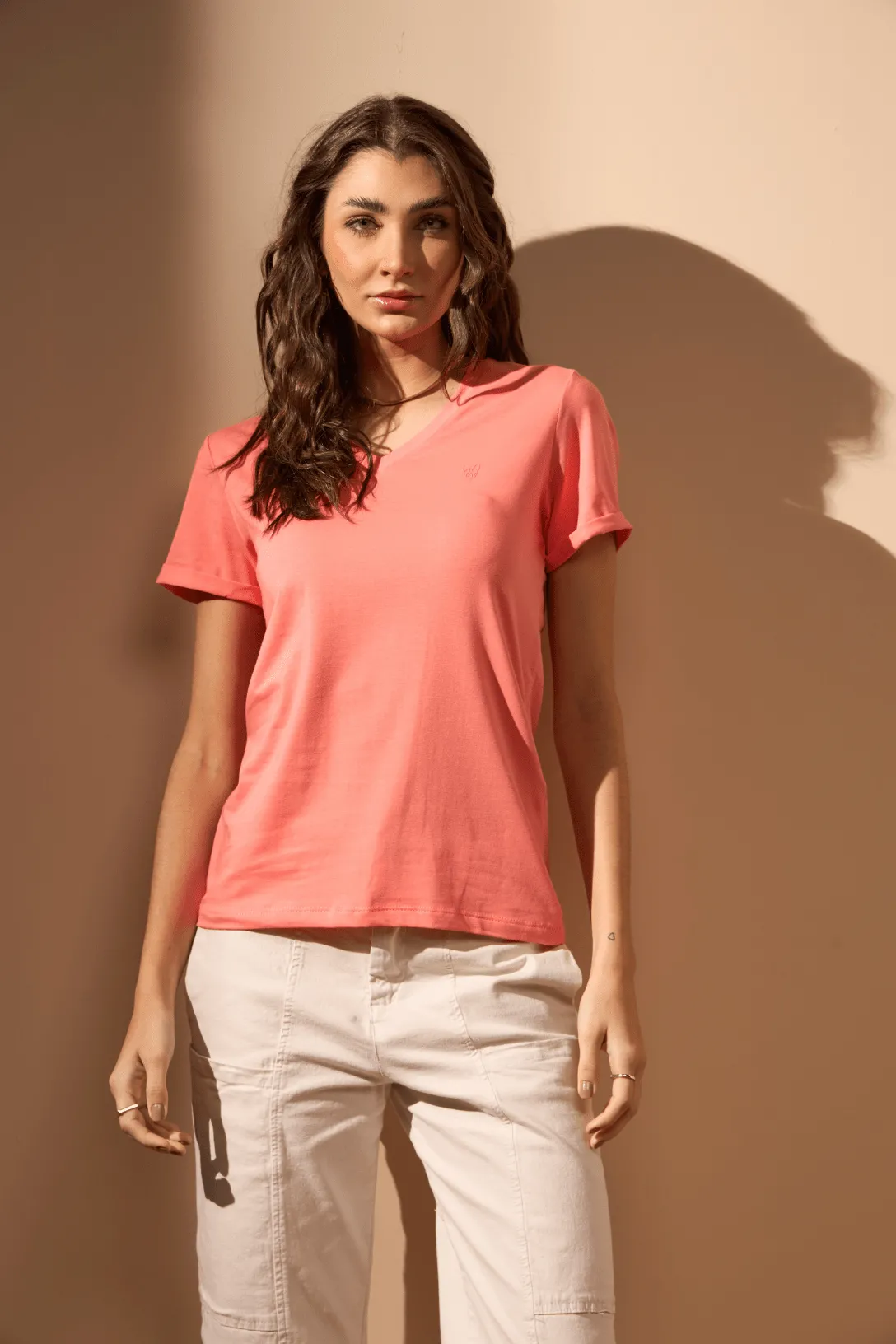 CAMISETA ESSENCIAL ALGODÃO EGÍPCIO GOLA V - SALMÃO