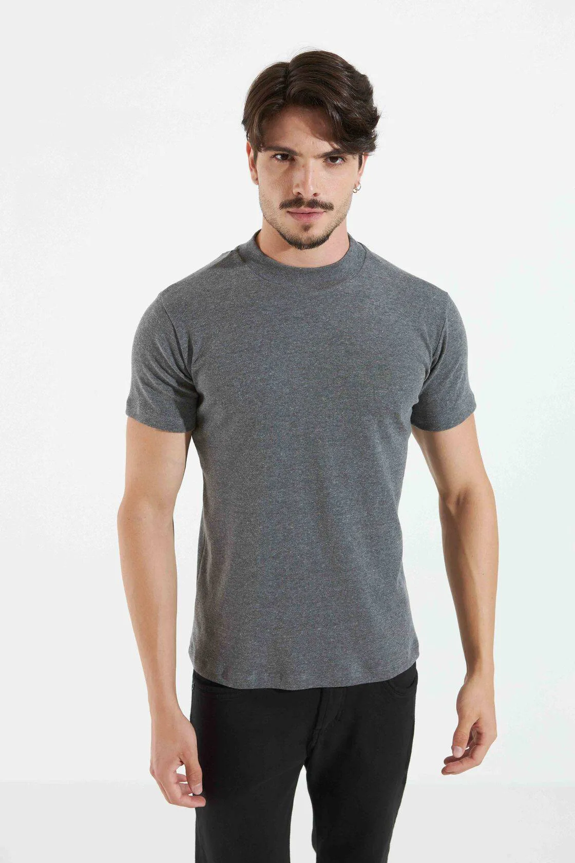 CAMISETA BÁSICA SUEDIENE GOLA ALTA - CINZA