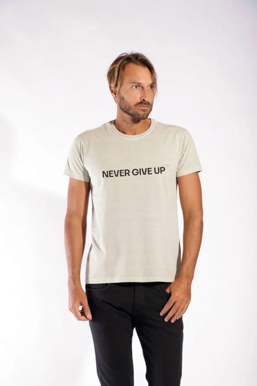 CAMISETA NEVER GIVE UP - CINZA CLARO